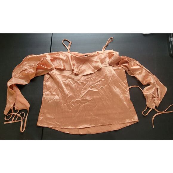 NWT Guess Small Nia Gold Cold Shoulder Ruffle Top - Picture 2 of 6